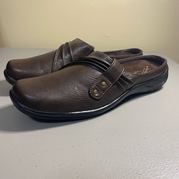 NWOT Easy Street Holly Studded Mules - Picture 2 of 4